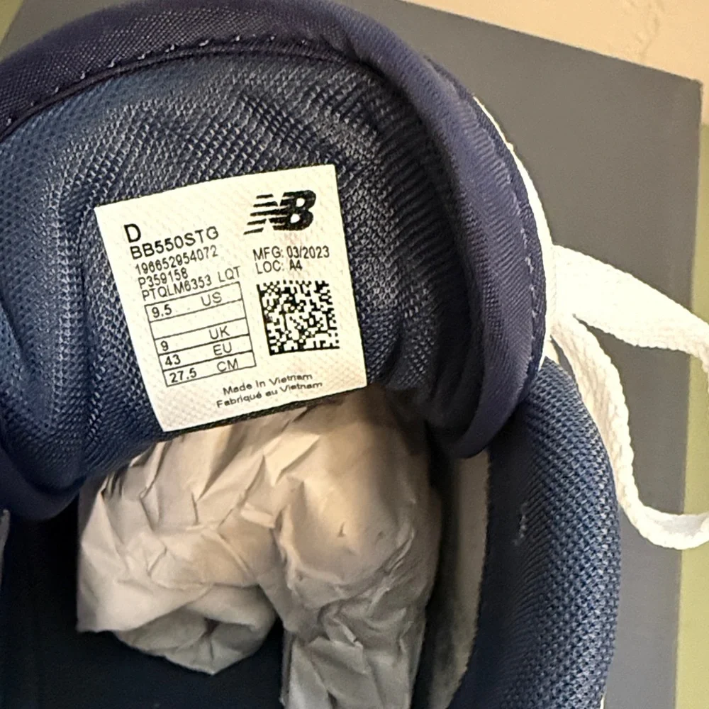 New Balance Men's Navy 550 Sneakers - Picture 2 of 4